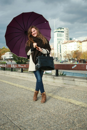 Прекрасният и доста голям лилав чадър е с марка Azzura, а пончото е от Shoppingterapia