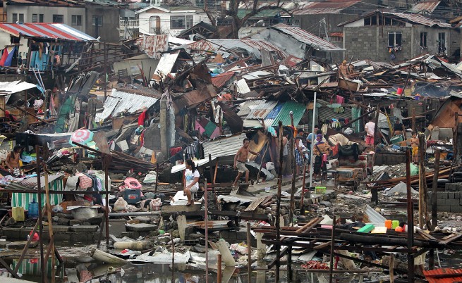 Светът се стича на помощ на Филипините след урагана Хайян