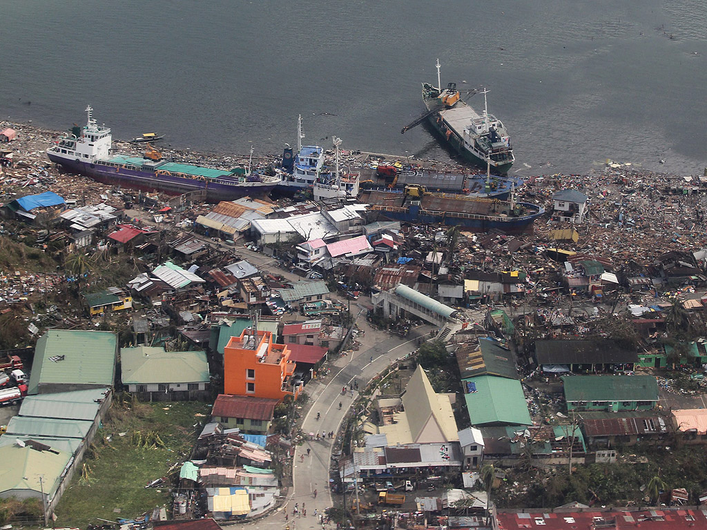 Ужасяващите последици от преминаването на тайфуна Хайян във Филипините