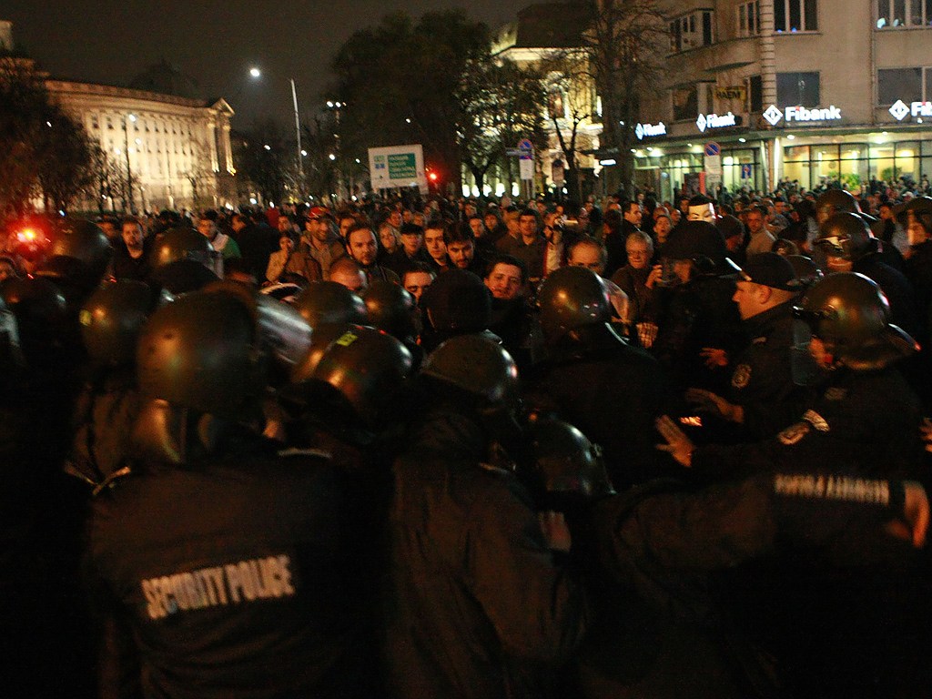 Полицията и жандармерията нахлуха на площада пред Парламента с щитове и шлемове, като първо разшириха охраняемия периметър, а после опразниха целия площад.