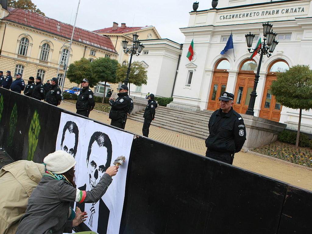 Тази сутрин Парламента отново беше обсаден от протестиращи, които бяха посрещнати от много по-сериозни от досегашните ограждения около сградата. Участниците в протеста бяха пред НС от около 10,30 ч. до към 14 ч., когато приключи работният ден на депутатите, след което се организираха и потеглиха към сградата на МВР