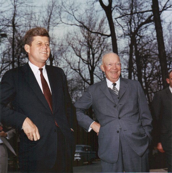 На 22 ноември 1963 г. президентът на САЩ Джон Ф. Кенеди е смъртоносно прострелян, докато кортежът му минава по "Дийли плаза" в Далас, щата Тексас. 

За убийството му е обвинен Лий Харви Осуалд. Два дни след убийството на Кенеди обаче е застрелян и самият Осуалд. 

Убиецът му - Джак Руби, е осъден на смърт. Руби обжалва наказанието си, но докато чака ново разглеждане на делото, се разболява от рак на белите дробове. Умира в затвора на 3 януари 1967 г.