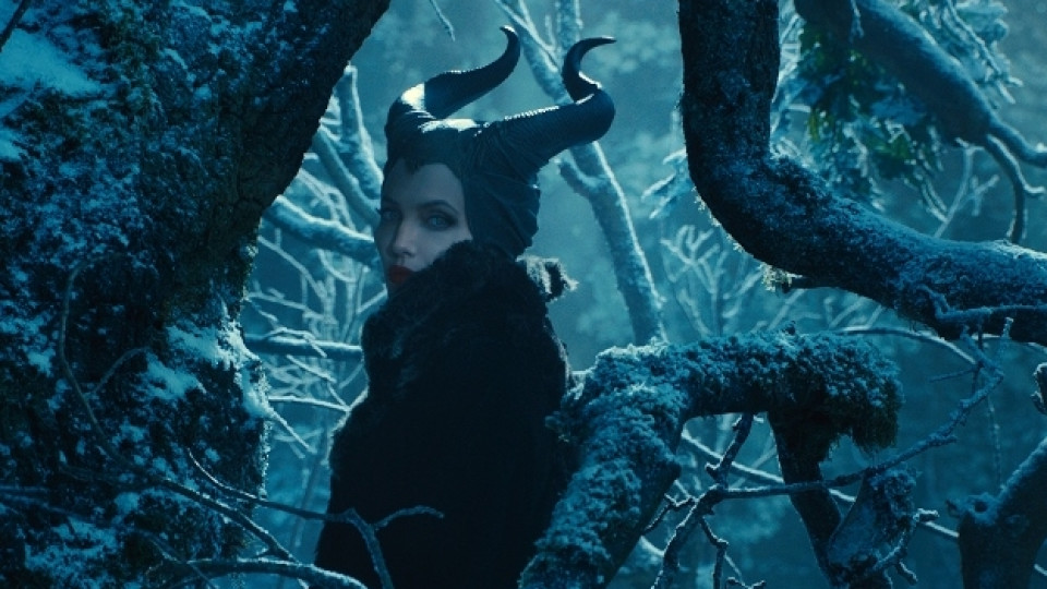 Кадър от продукцията "Господарка на злото", където 38-годишната актриса Анджелина Джоли се превъплъщава в образа на феята орисница Злодеида