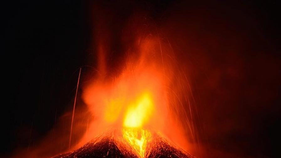 Вулканът Етна обля с огнена светлина неделната вечер