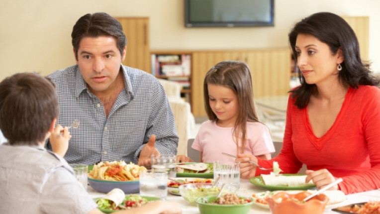 деца щастие семейство вечеря занимание родители жилище