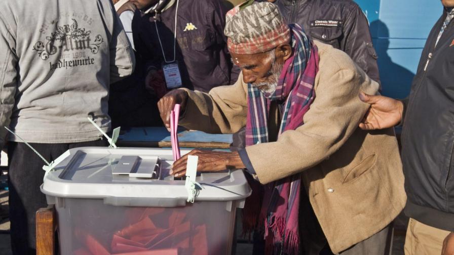 В Непал гласуват, ще пишат нова конституция