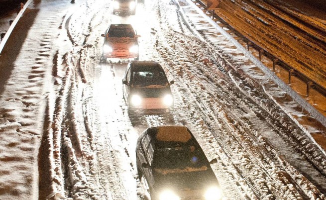 Снеговалеж блокира стотици автомобили във Франция