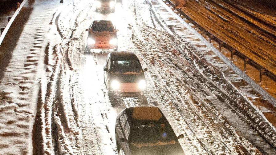 Снеговалеж блокира стотици автомобили във Франция