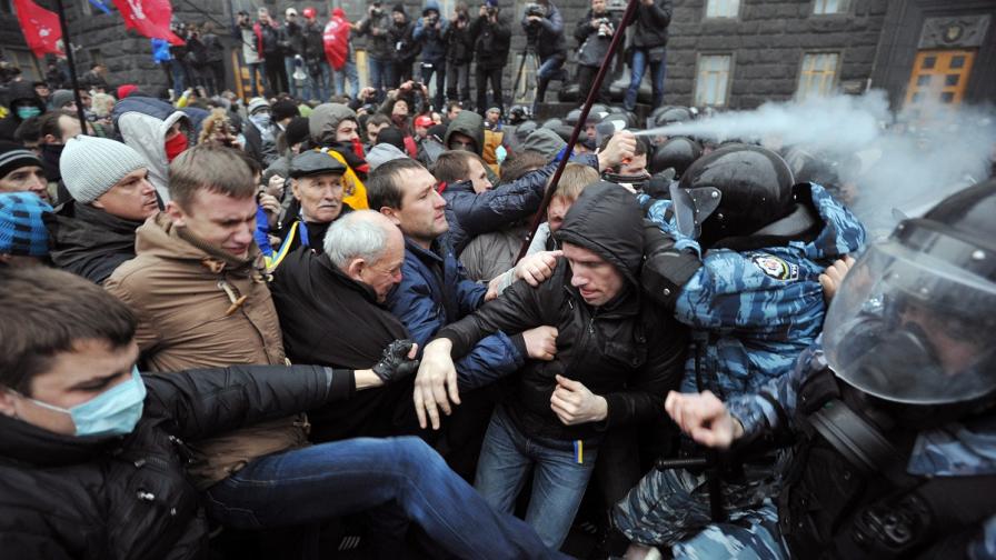 Сблъсъци между протестиращи и полиция в Киев