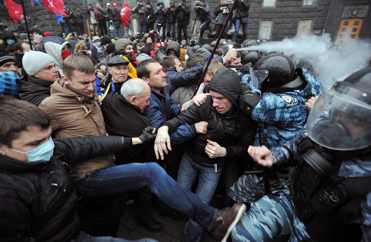 Сблъсъци между протестиращи и полиция в Киев