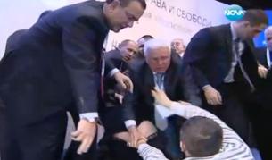 Христо Бисеров се опитва да попречи на побоя над Октай Енимехмедов