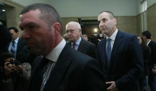 Цветан Цветанов с адвокатите си в СГС