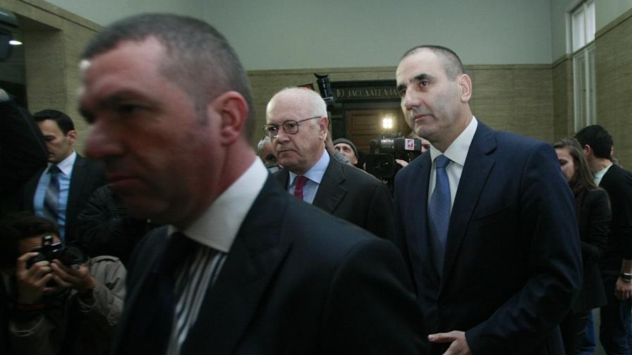 Цветан Цветанов с адвокатите си в СГС