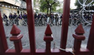 Униформени пазят сградата на управлението на националната 
полиция