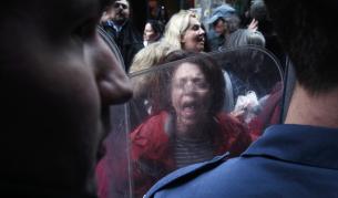 Сълзотворен газ срещу демонстранти в Атина