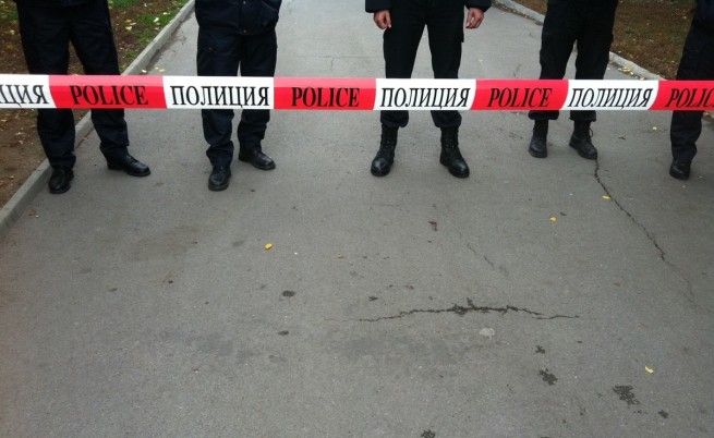 Студенти хвърляха домати по сградата на МВР, има арести