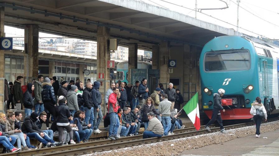 Протестиращи в Италия блокират движението на влаковете