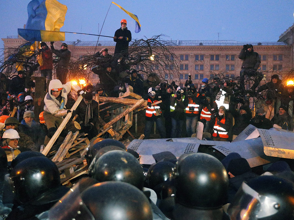 Специалните части "Беркут" на украинското вътрешно министерство щурмуваха протестиращите на площад "Независимост" в центъра на Киев в първите часове на 11 декември