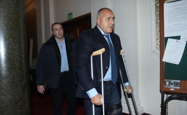 Борисов пристигна в НС с патерици, реши Цецка Цачева да го замества