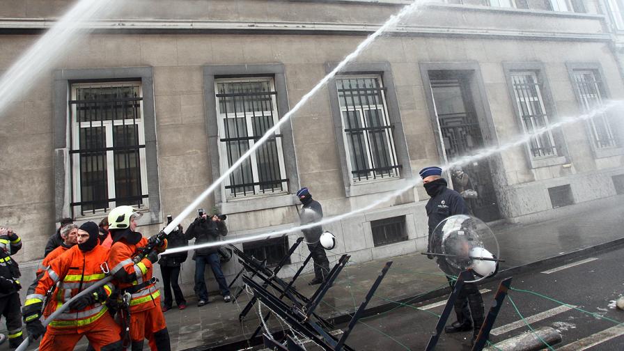 Пожарникари и полицаи влязоха в сблъсък в Брюксел