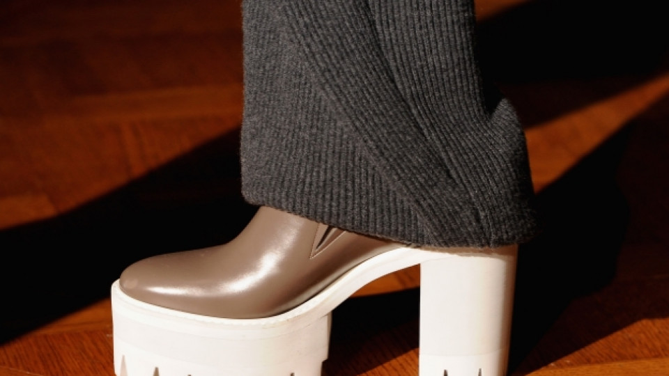 Модел обувки от колекцията за сезон есен/зима 2013-2014 на Стела Маккартни, представена преди няколко месеца в Париж