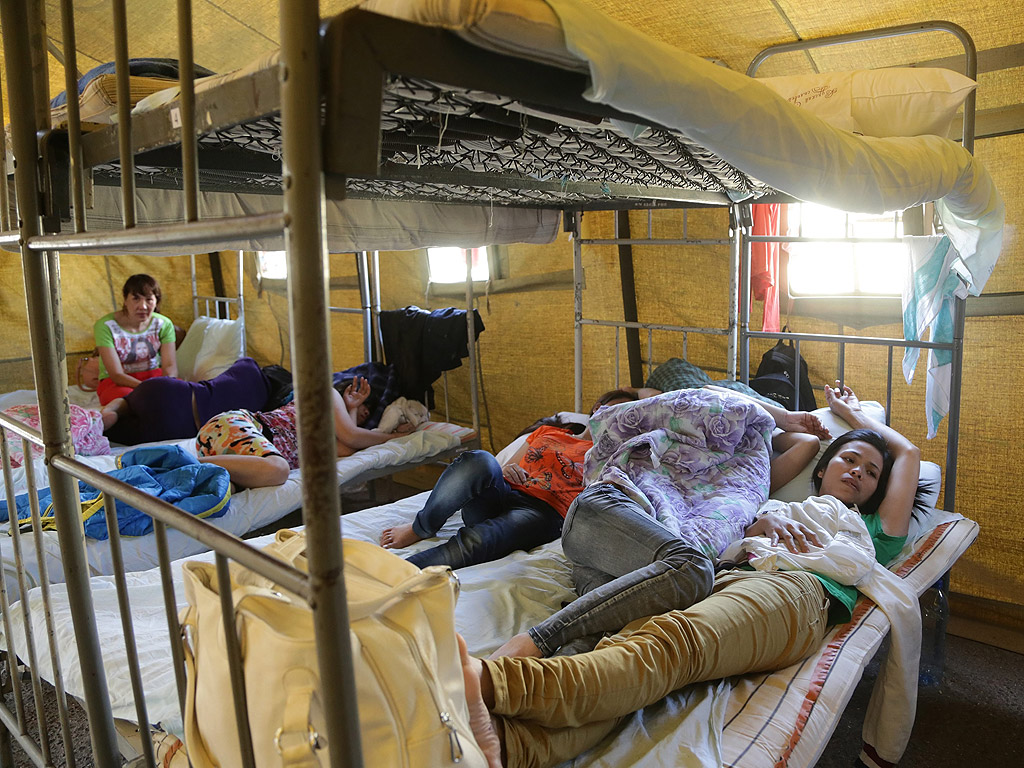 Нелегални имигранти от Виетнам в лагер за задържане на имигранти в Москва, Русия, на 3 август.
Това лято руската миграционна служба и полицията проведоха мащабна операция по откриването на незаконно пребиваващи в Русия чужди граждани.