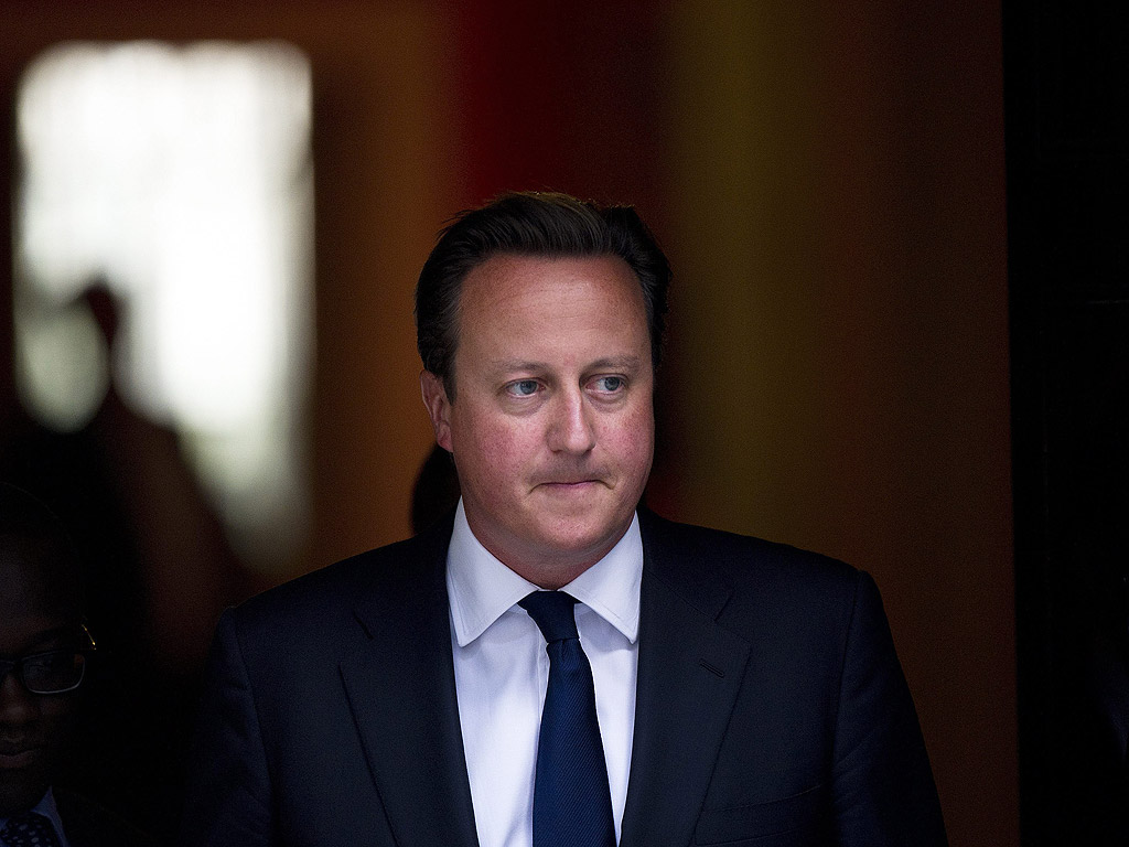 Британският премиер Дейвид Камерън си тръгва от Даунинг стрийт 10 в Лондон на 29 август – денят, в който британският парламент дебатира по реакцията си на атаките с химическо оръжие в Сирия.