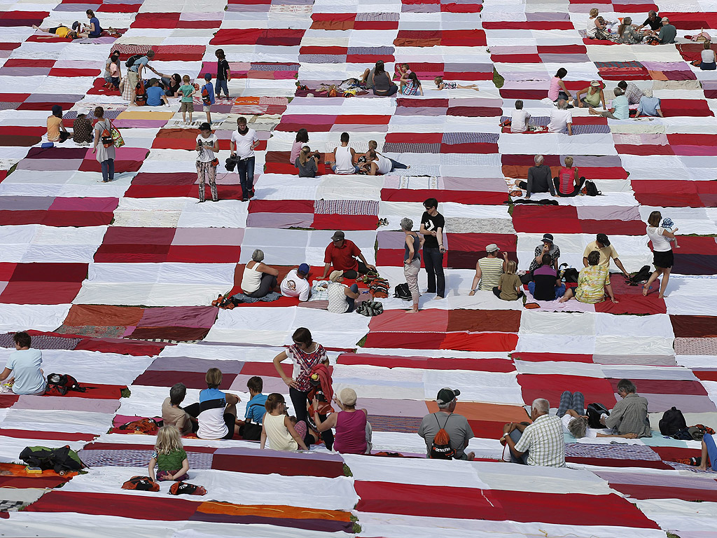 Пикник на огромно одеало, направено от братята близнаци и артисти Франк и Патрик Риклин, в Ругисберг, Швейцария, на 11 август.