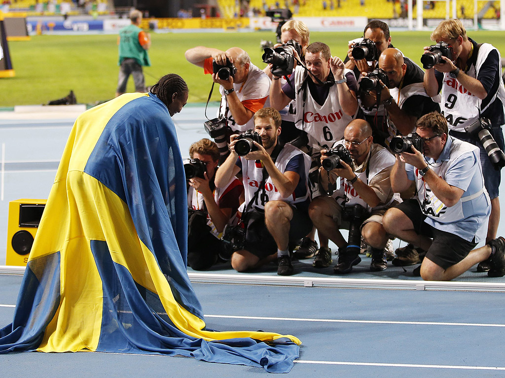 Абеба Aрегави от Швеция позира пред фотографи, след като спечели женският финал на 1500 метра от Световното първенство в Москва, Русия, 15 август 2013 г