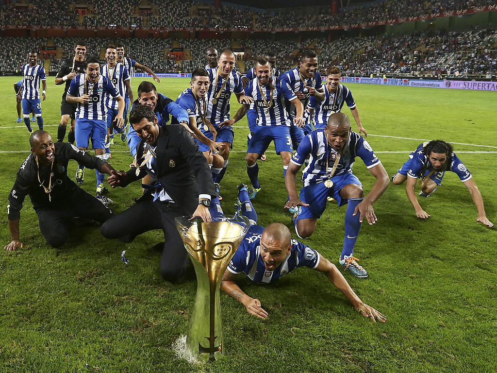 Треньорът на футболен клуб Порто Пауло Фонсека с трофея след като отбора му спечели купата Кандидо де Оливейра на финал срещу Виториа де Гимарайш на стадиона в Авейро, Португалия, на 10 август.