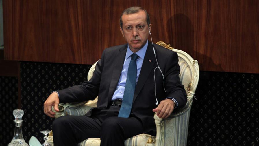 Турски министри с оставка, зоват и Ердоган да се оттегли