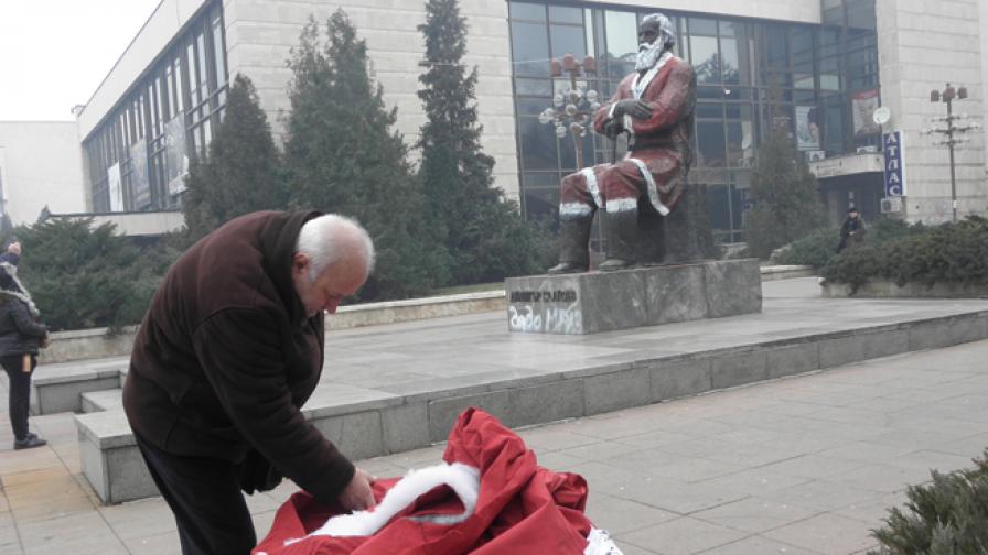 Арестуваха лидер на ДСБ заради паметника на Дядото