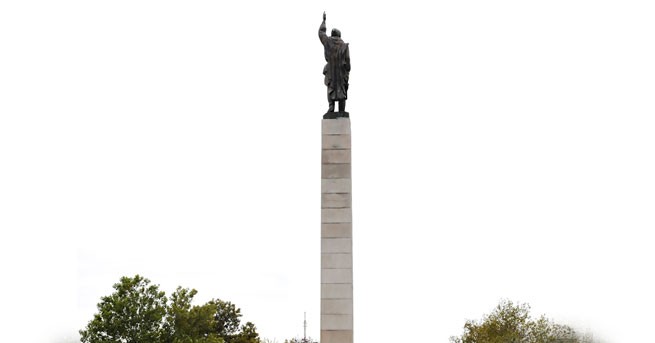 С нацистки и антисемитски символи и надписи осъмна паметникът Альоша