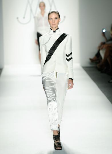 Тенденции пролет/лято 2012 - черно&бяло - снимка 127