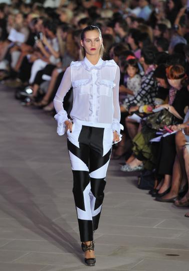 Тенденции пролет/лято 2012 - черно&бяло - снимка 123