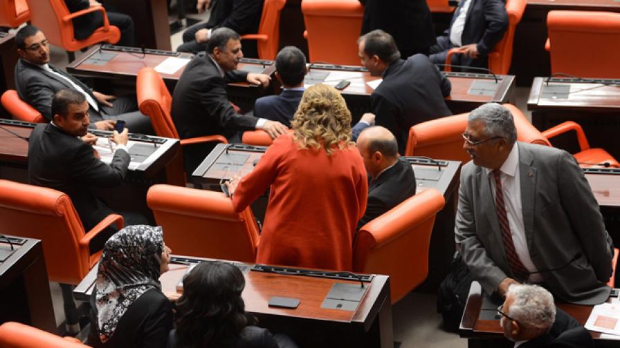 Турски депутати се сбиха за проектозакон